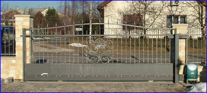 Kovácsoltvas tolókapu